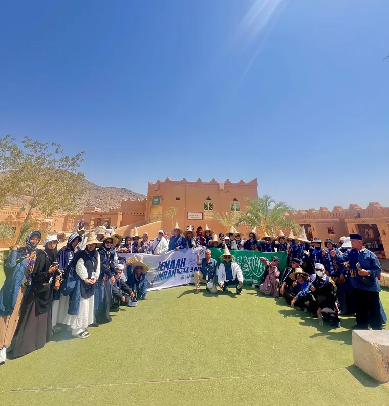 Foto bersama rombongan jamaah Tanur di area perbukitan