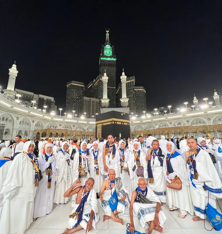 Rombongan jamaah Tanur di pelataran Masjidil Haram, malam hari