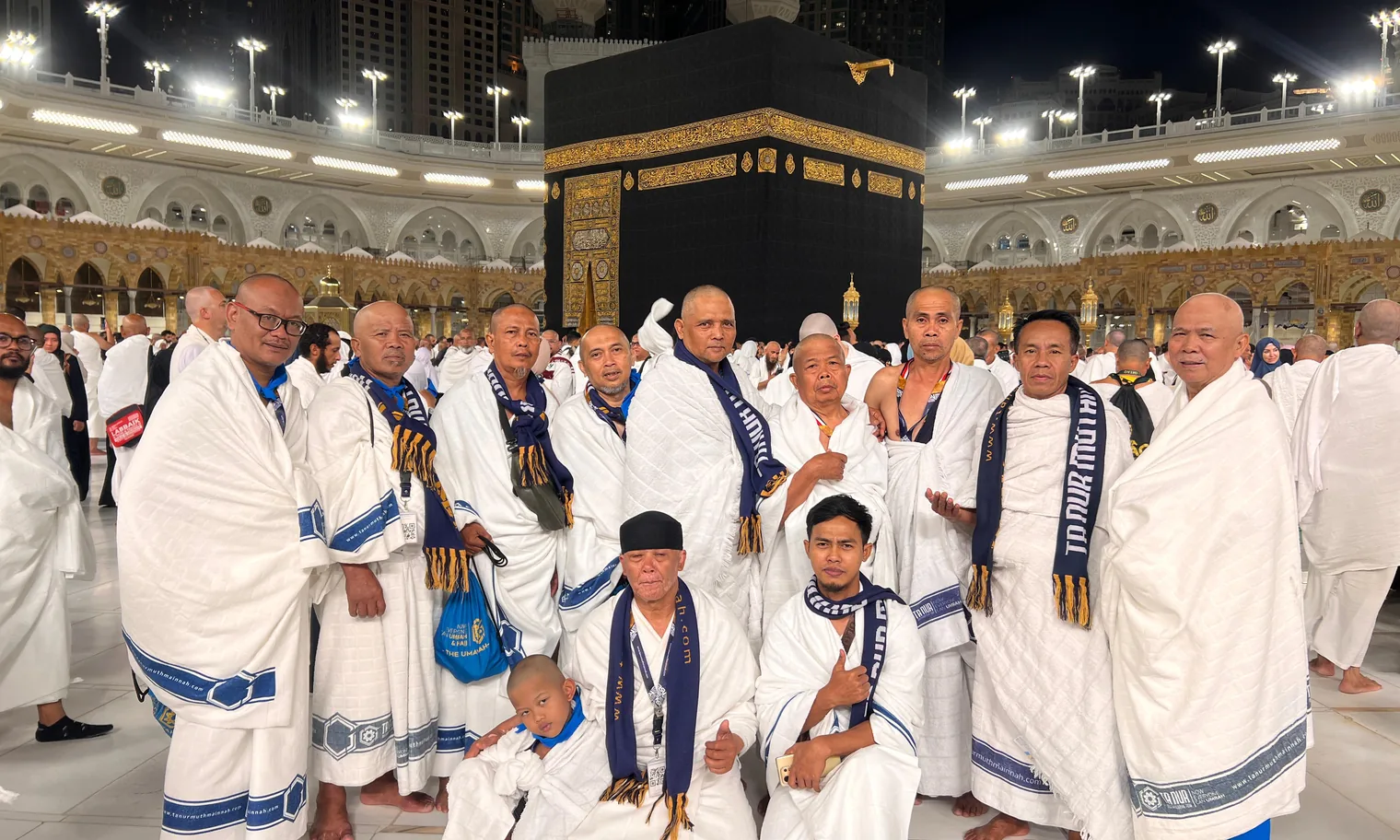 Rombongan jamaah Tanur berihram di pelataran Ka'bah
