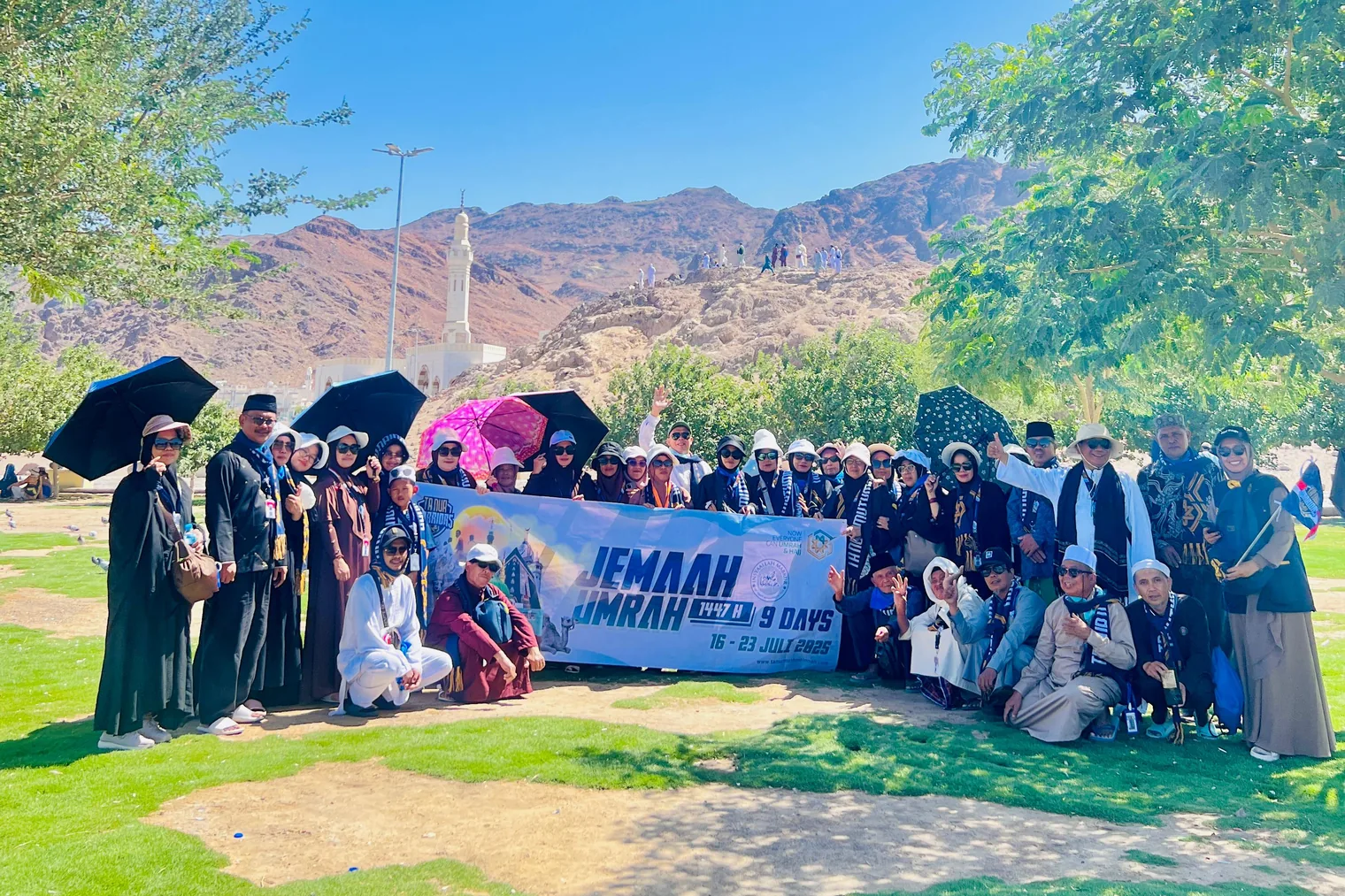 Rombongan jamaah Tanur berfoto di kaki Jabal Uhud, Madinah