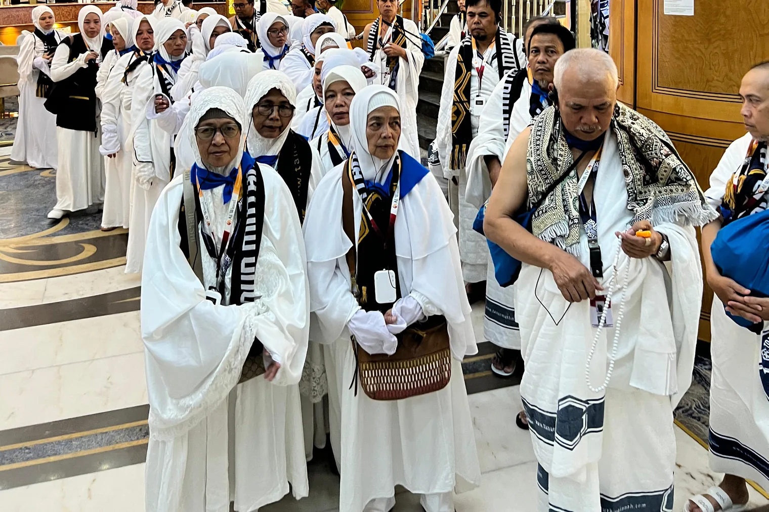 Jamaah Tanur berkumpul di lobi hotel Makkah sebelum berangkat ke Masjidil Haram