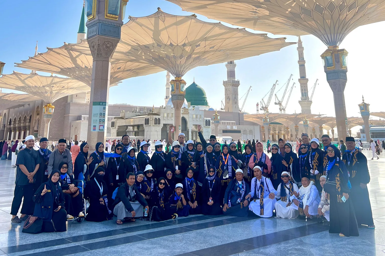Rombongan jamaah Tanur di pelataran Masjid Nabawi, Madinah