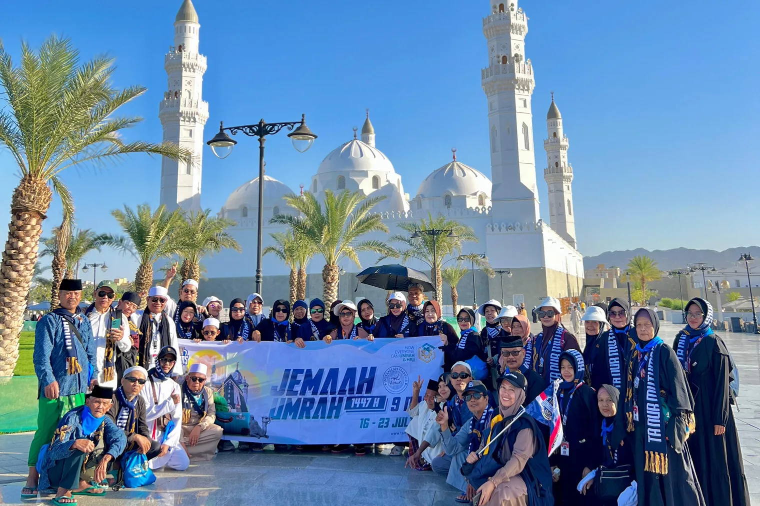 Rombongan jamaah Tanur di halaman Masjid Quba, Madinah