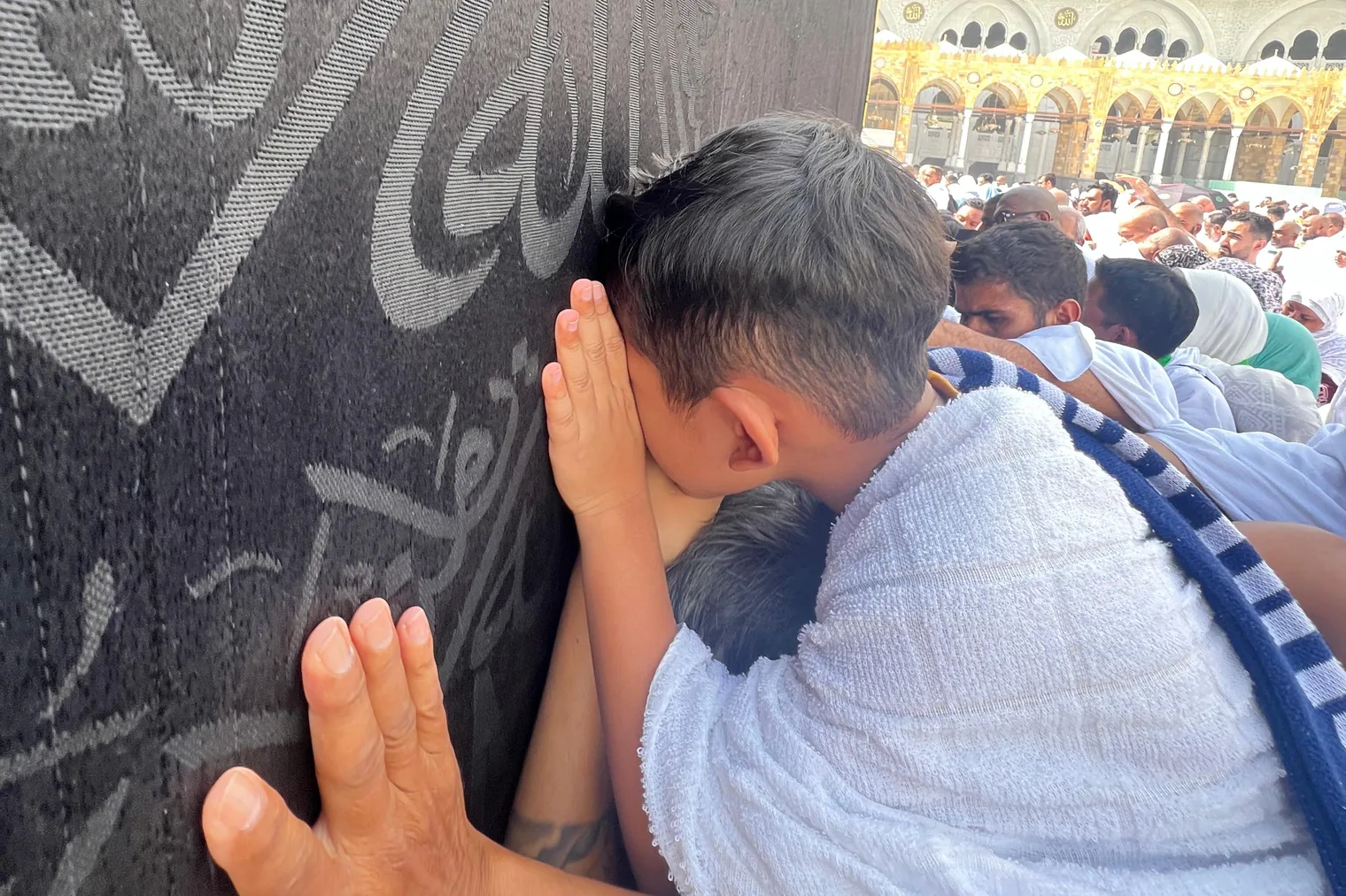 Jama'ah Kecil Mencium ka'bah