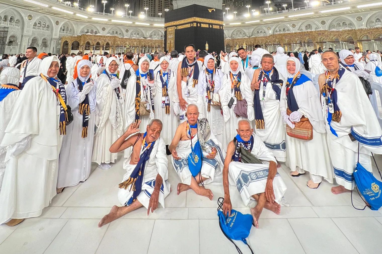Rombongan jamaah Tanur berfoto bersama di pelataran Ka'bah